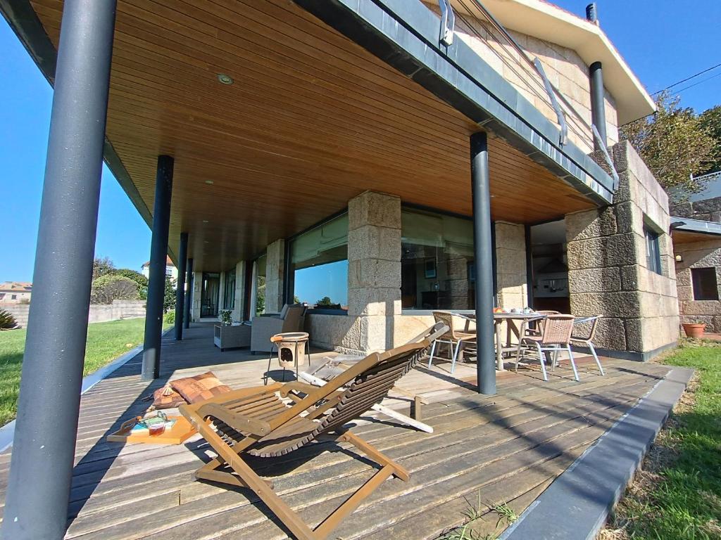 Salón del chalet de alquiler vacacional con vistas al mar en Rías Baixas