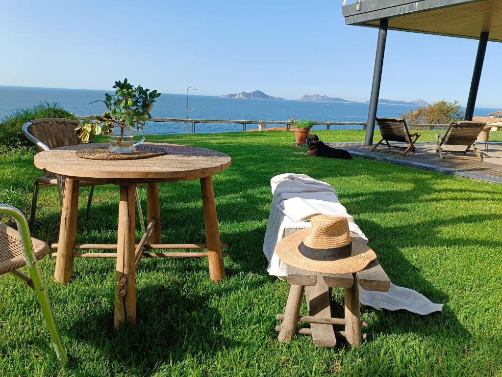 Terraza exterior del chalet de lujo frente a las Islas Cíes